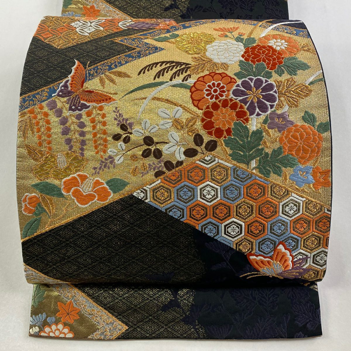 【美品】 袋帶 秀品級 松樹皮取菊花豐文 關西仕立 草花紋紋 蝶 唐織 金絲 黑 六通 純蠶絲