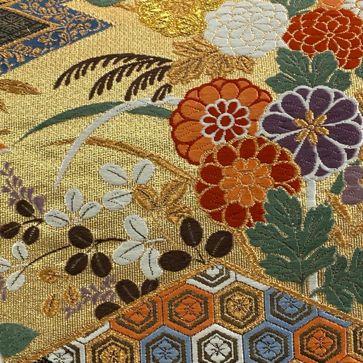 【美品】 袋帶 秀品級 松樹皮取菊花豐文 關西仕立 草花紋紋 蝶 唐織 金絲 黑 六通 純蠶絲