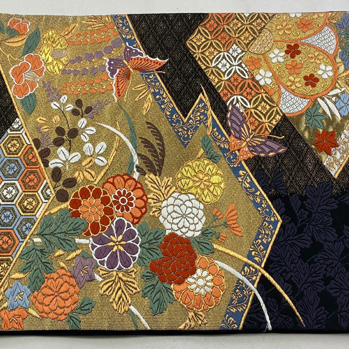 【美品】 袋帶 秀品級 松樹皮取菊花豐文 關西仕立 草花紋紋 蝶 唐織 金絲 黑 六通 純蠶絲