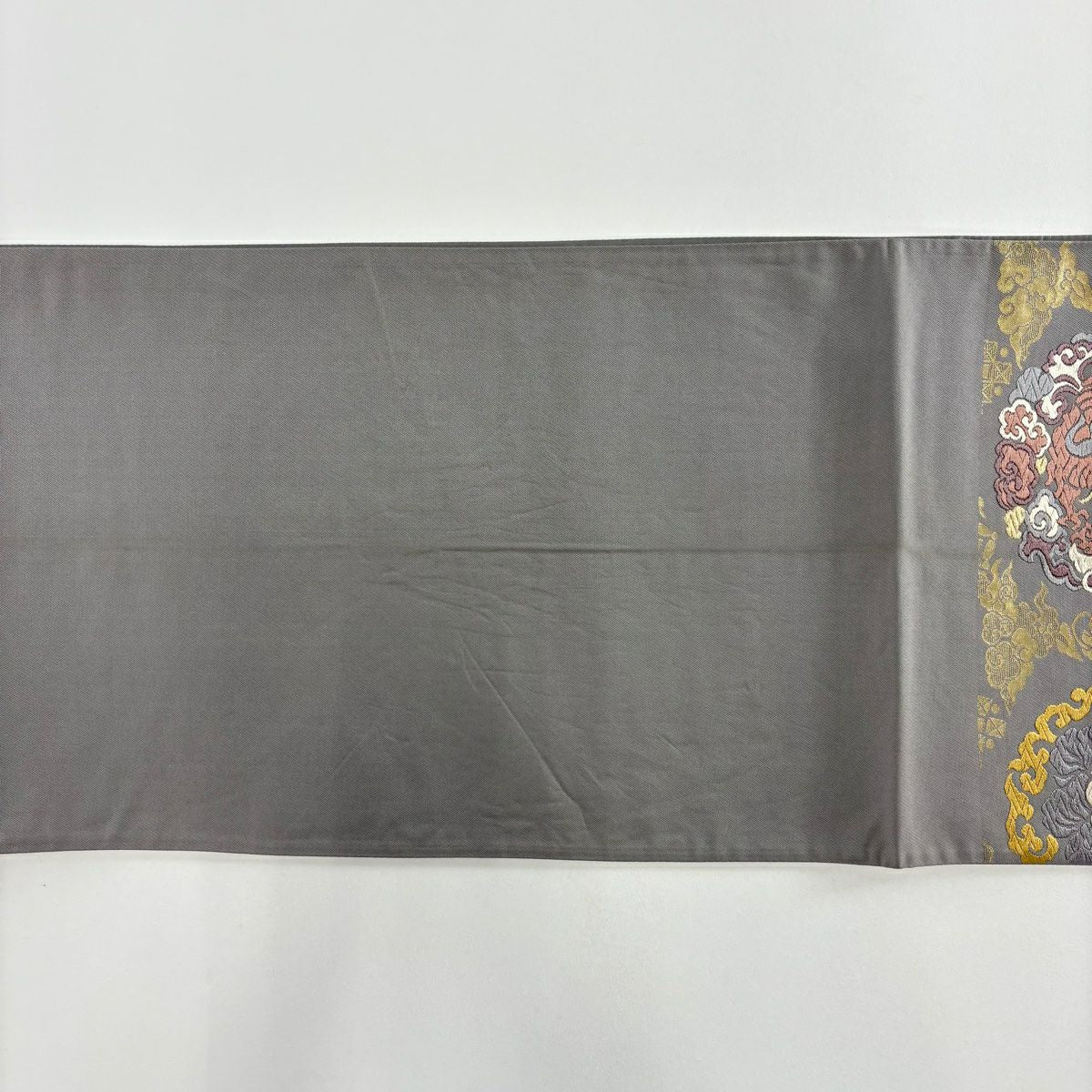 【美品】 袋帶 名品級 能衣唐草紋紋 金金箔 唐織 灰色 六通 純蠶絲