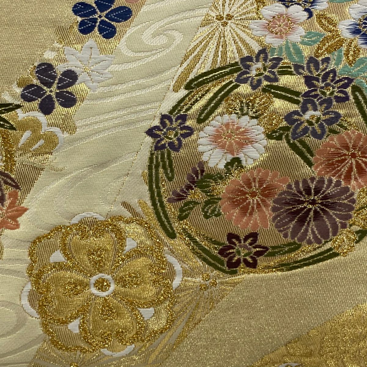 【美品】 袋帶 秀品級 花丸紋 観世水 金金箔 米色 六通 純蠶絲