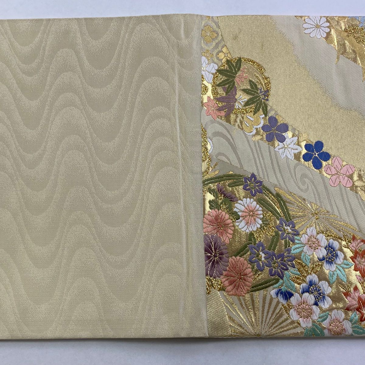 【美品】 袋帶 秀品級 花丸紋 観世水 金金箔 米色 六通 純蠶絲