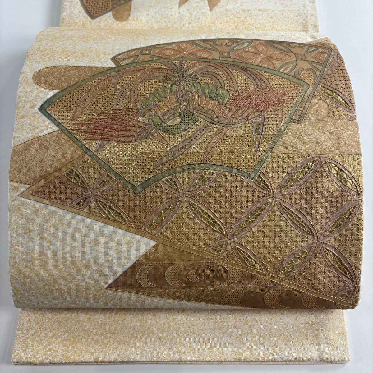 【美品】 袋帶 秀品級 扇子面 鳳凰 刺繡 金彩裝飾 奶油色 お太鼓圖案 純蠶絲