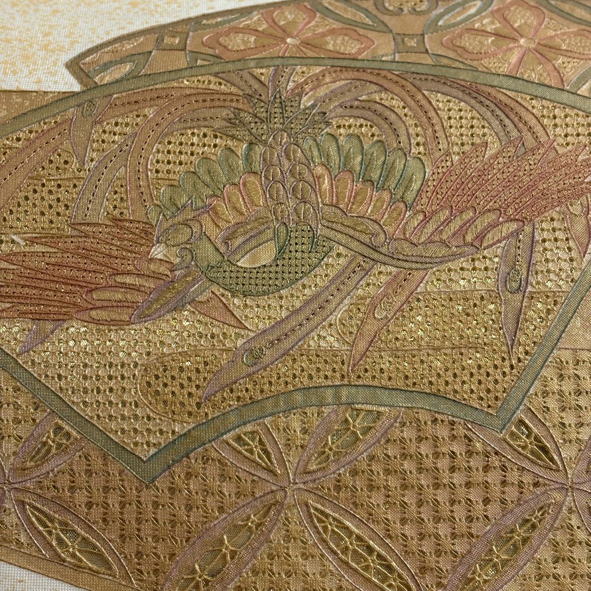 【美品】 袋帶 秀品級 扇子面 鳳凰 刺繡 金彩裝飾 奶油色 お太鼓圖案 純蠶絲