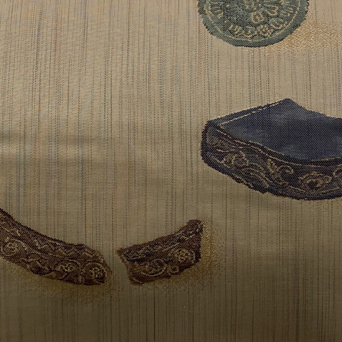 【美品】 名古屋帶 秀品級 紬織織地 関西仕立 雜花紋 器物 金金箔 淺茶 純蠶絲