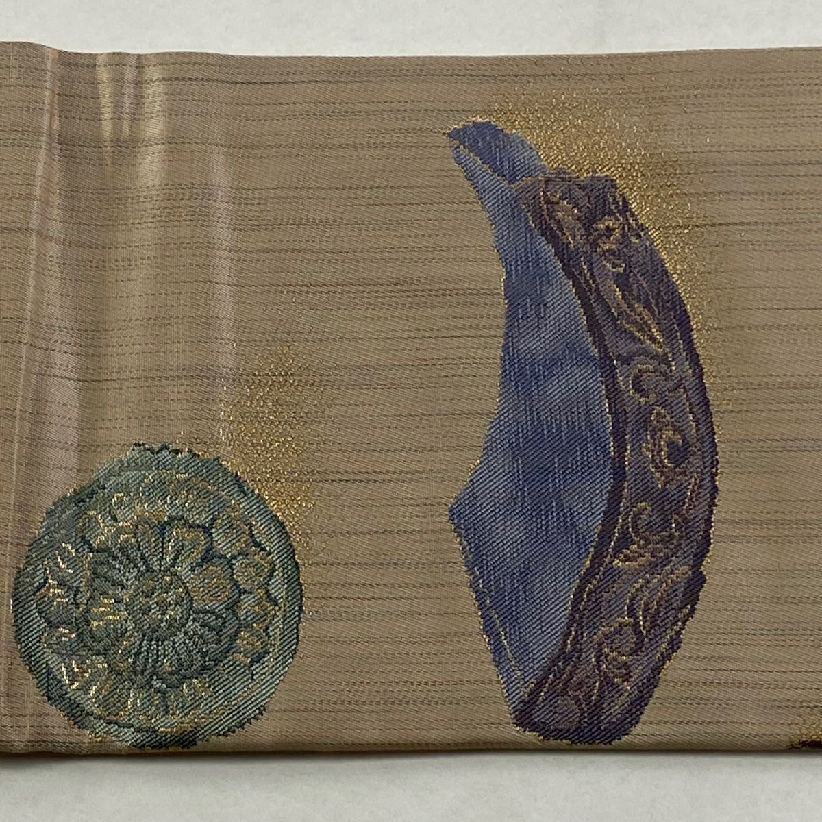 【美品】 名古屋帶 秀品級 紬織織地 関西仕立 雜花紋 器物 金金箔 淺茶 純蠶絲