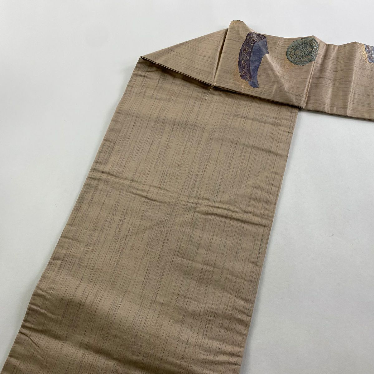 【美品】 名古屋帶 秀品級 紬織織地 関西仕立 雜花紋 器物 金金箔 淺茶 純蠶絲