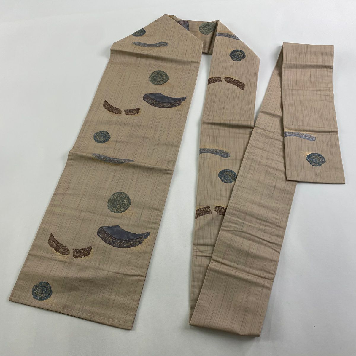 【美品】 名古屋帶 秀品級 紬織織地 関西仕立 雜花紋 器物 金金箔 淺茶 純蠶絲