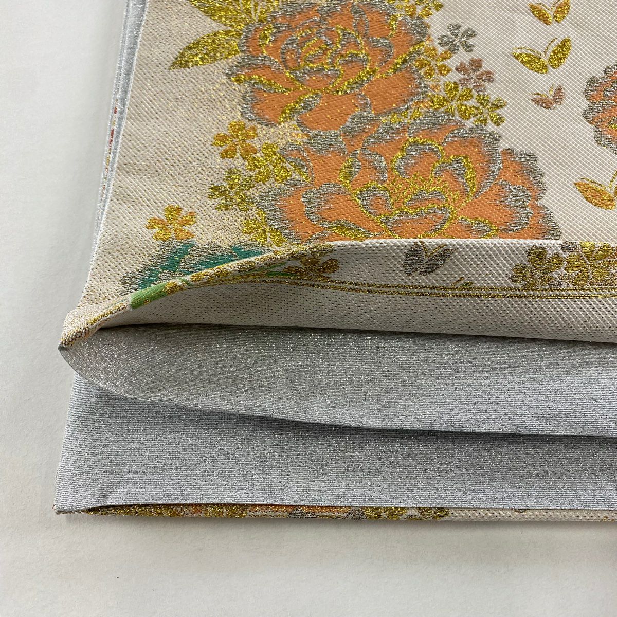 【美品】 袋帶 秀品級 草花紋紋 蝶 金糸 金金箔 奶油色 六通 純蠶絲