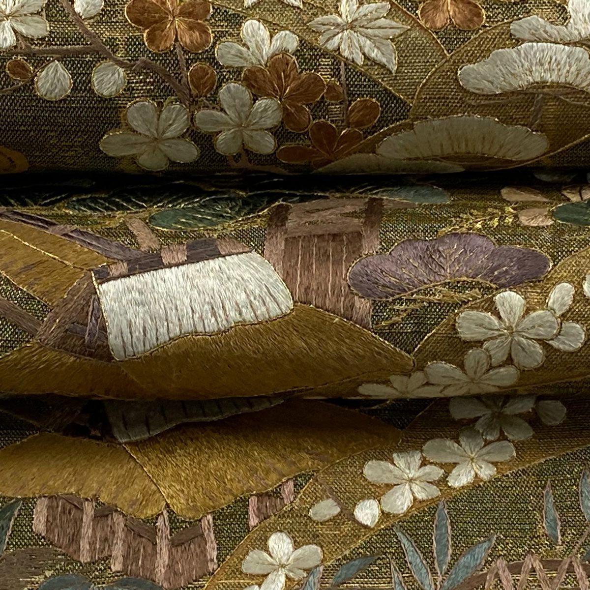 【美品】 袋帶 逸品級 建築 松樹竹子梅花 刺繡 金絲 金色 大鼓圖案 純蠶絲