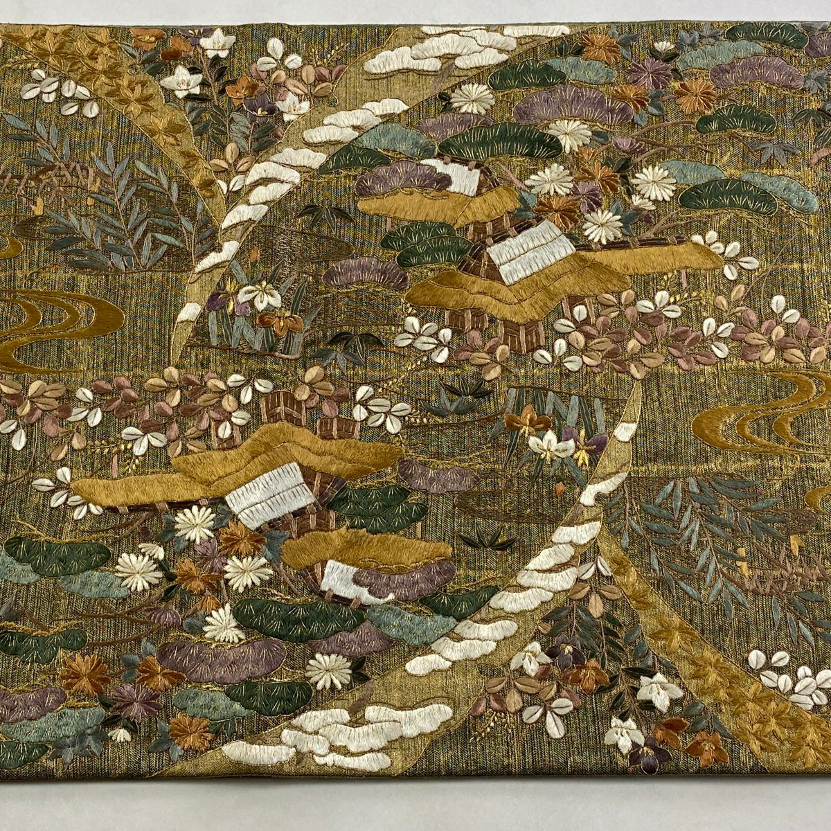 【美品】 袋帶 逸品級 建築 松樹竹子梅花 刺繡 金絲 金色 大鼓圖案 純蠶絲