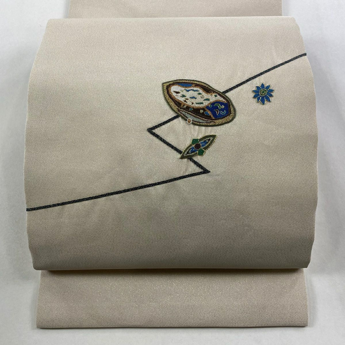 【美品】 開口名古屋帶 名品級 幾何圖案 花 相良刺繡 金線 米色 純蠶絲