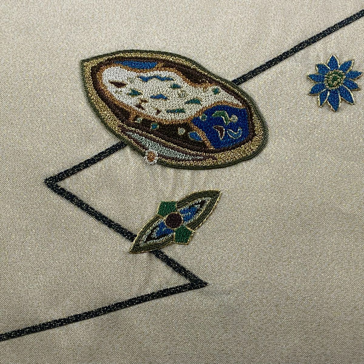 【美品】 開口名古屋帶 名品級 幾何圖案 花 相良刺繡 金線 米色 純蠶絲
