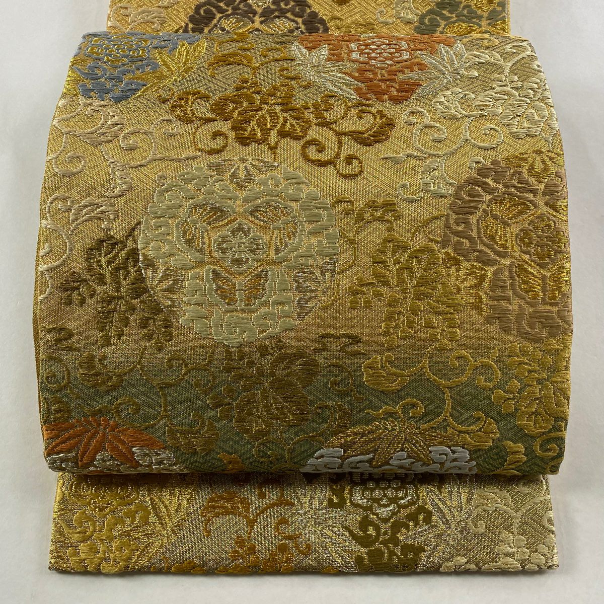 【美品】 袋帶 名品級 蝶 葡萄唐草紋 唐織 金銀彩 金  六通 純蠶絲