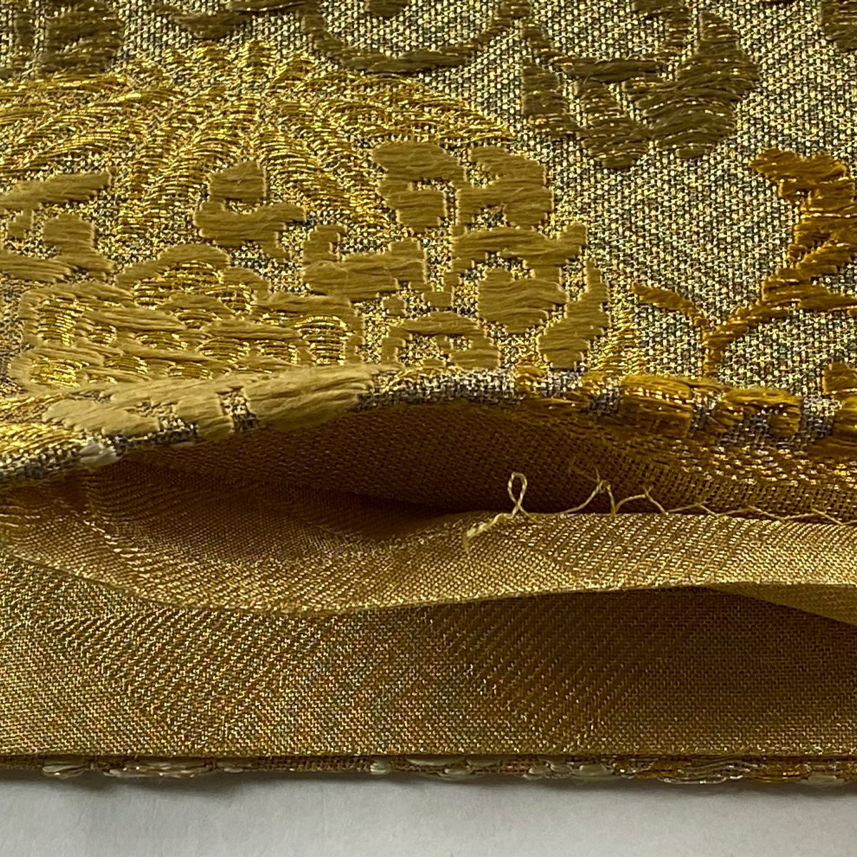 【美品】 袋帶 名品級 蝶 葡萄唐草紋 唐織 金銀彩 金  六通 純蠶絲