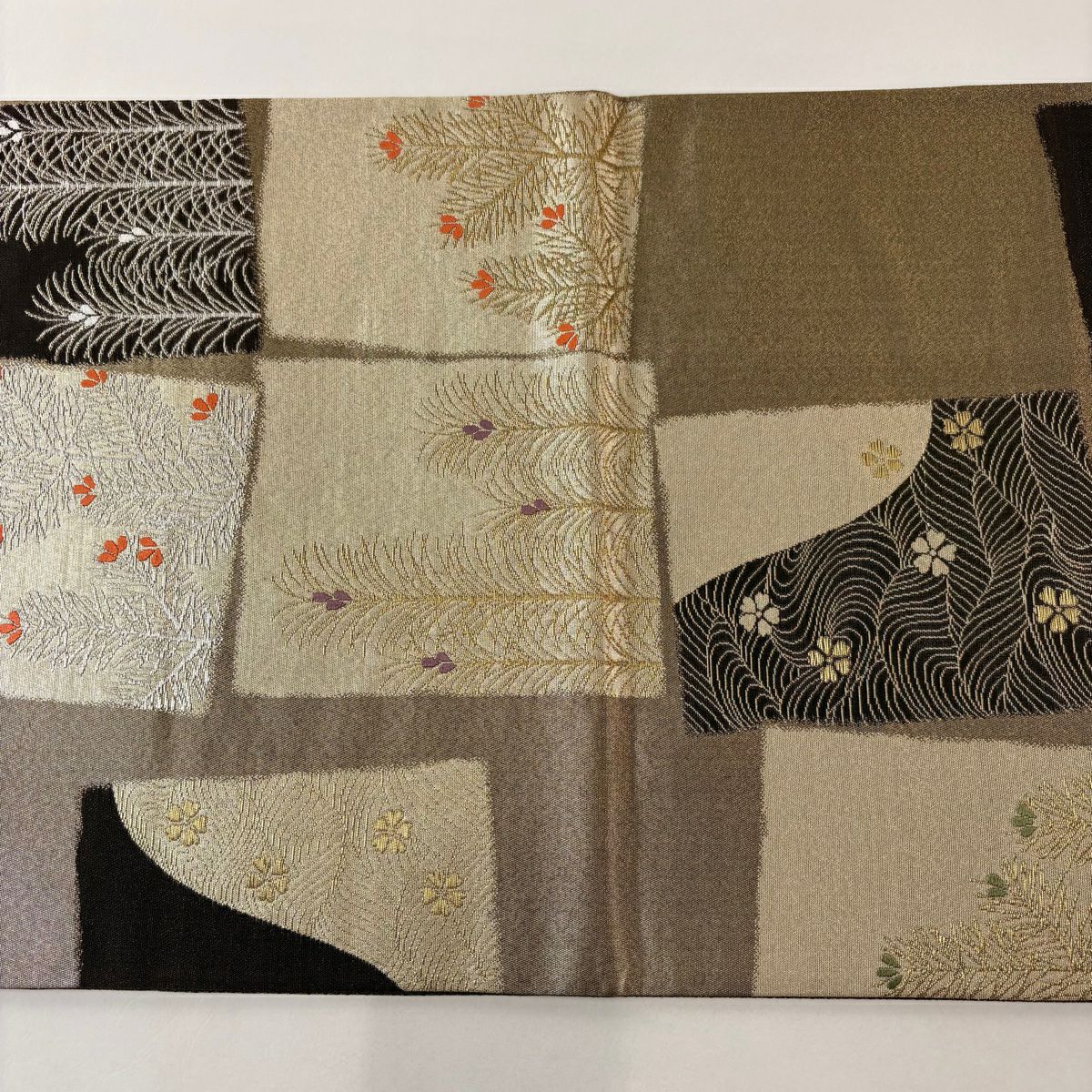 【美品】 袋帶 秀品級 おとづれ 色紙 松樹 金銀彩 金金箔 茶 六通 純蠶絲