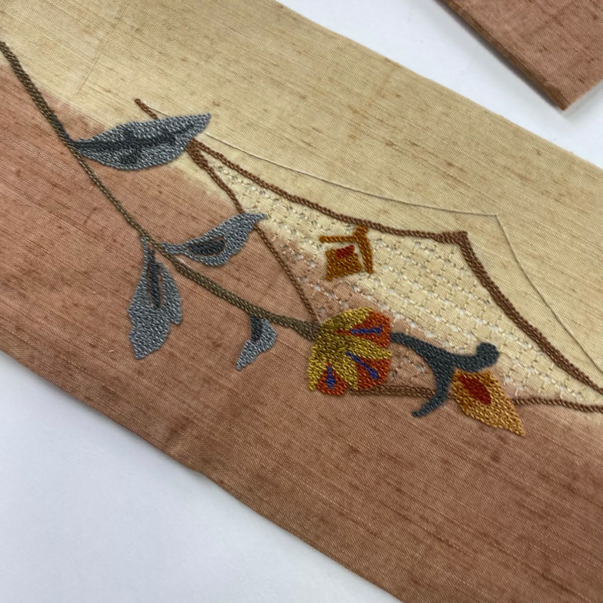 名古屋帶 秀品級 關西仕立 草花紋刺繡 米色 純蠶絲