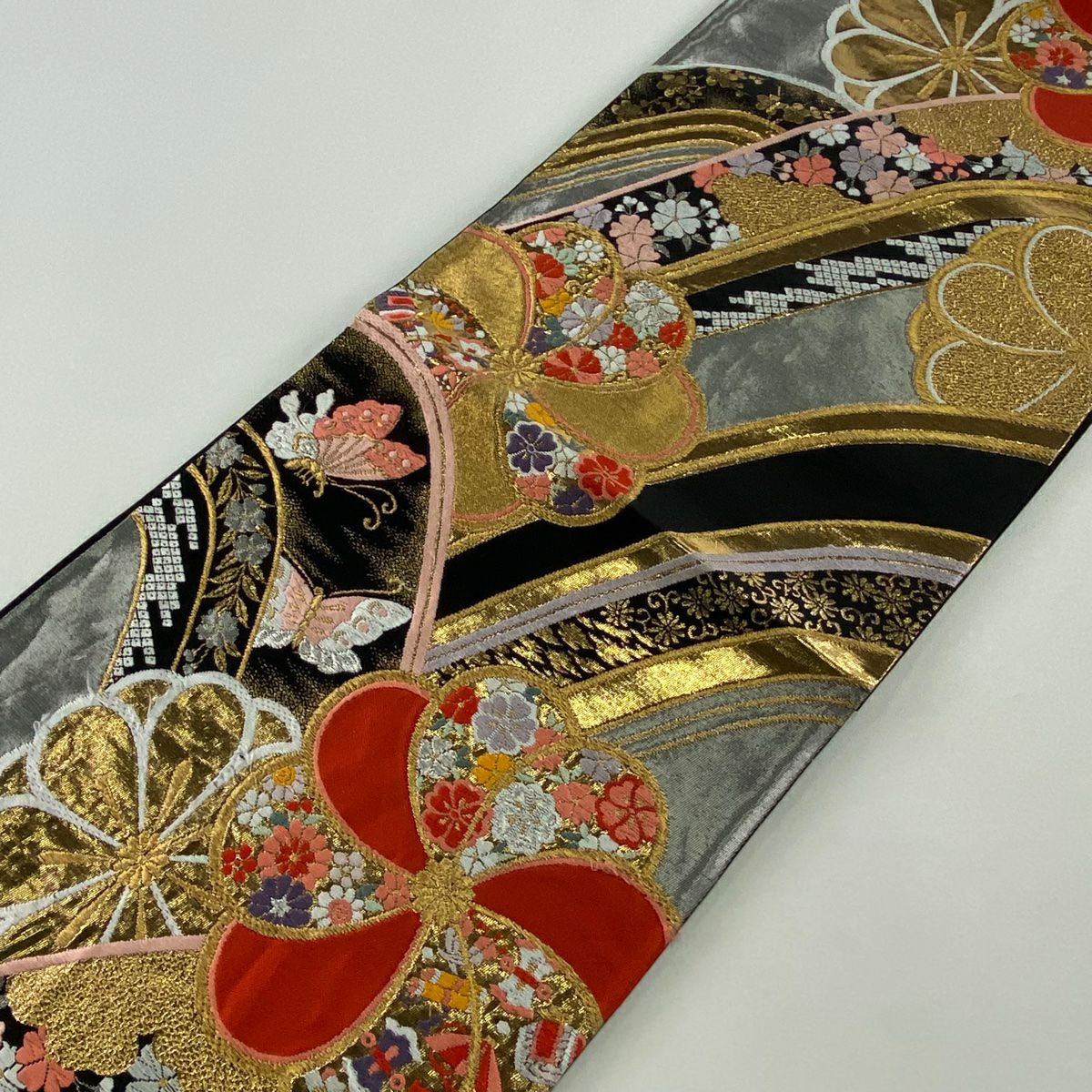 【美品】 袋帶 秀品級 草花紋 蝶 金銀彩 刺繡 黑 六通 純蠶絲
