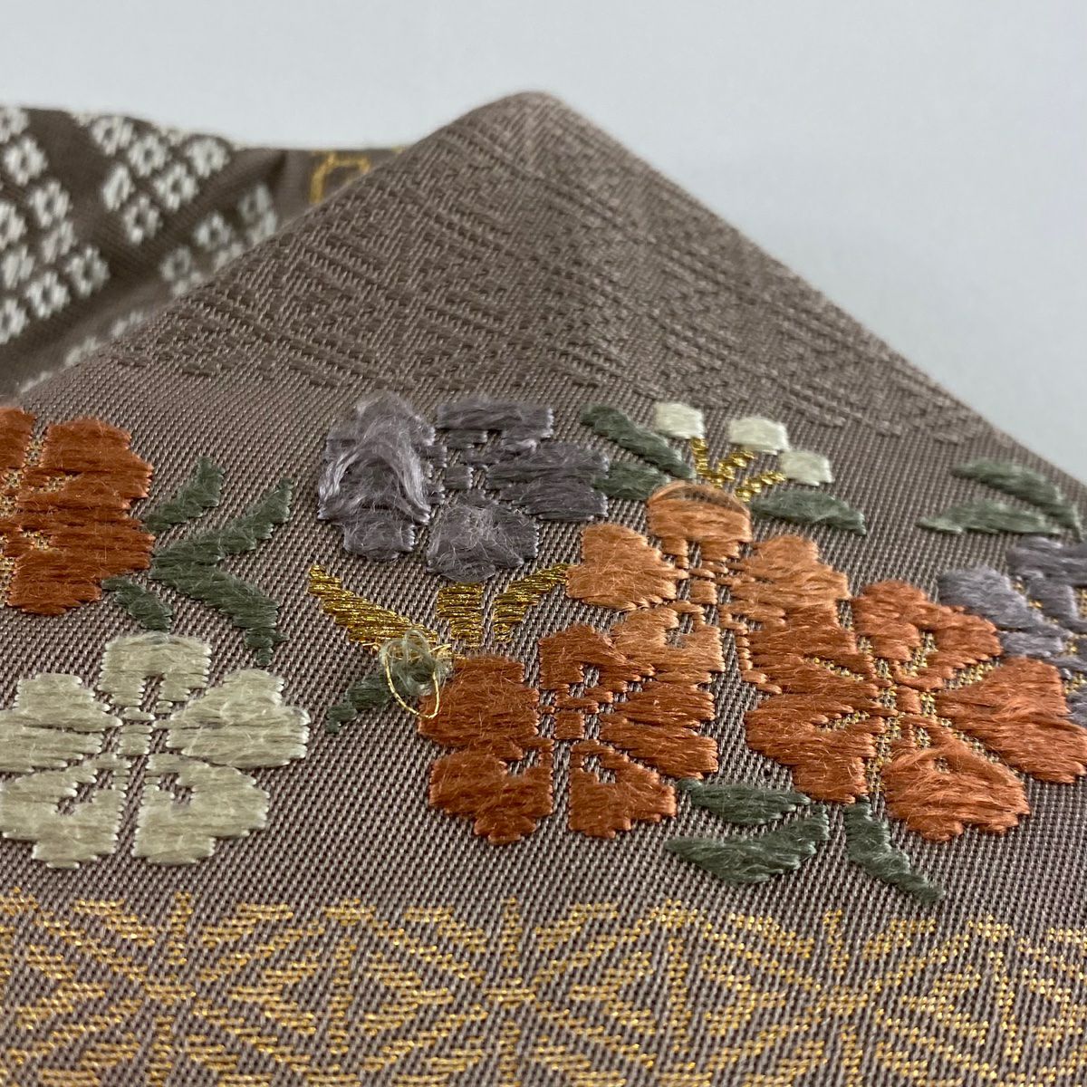【美品】 名古屋帶 秀品級 草花紋紋 段紋 金絲 唐織 灰茶 純蠶絲