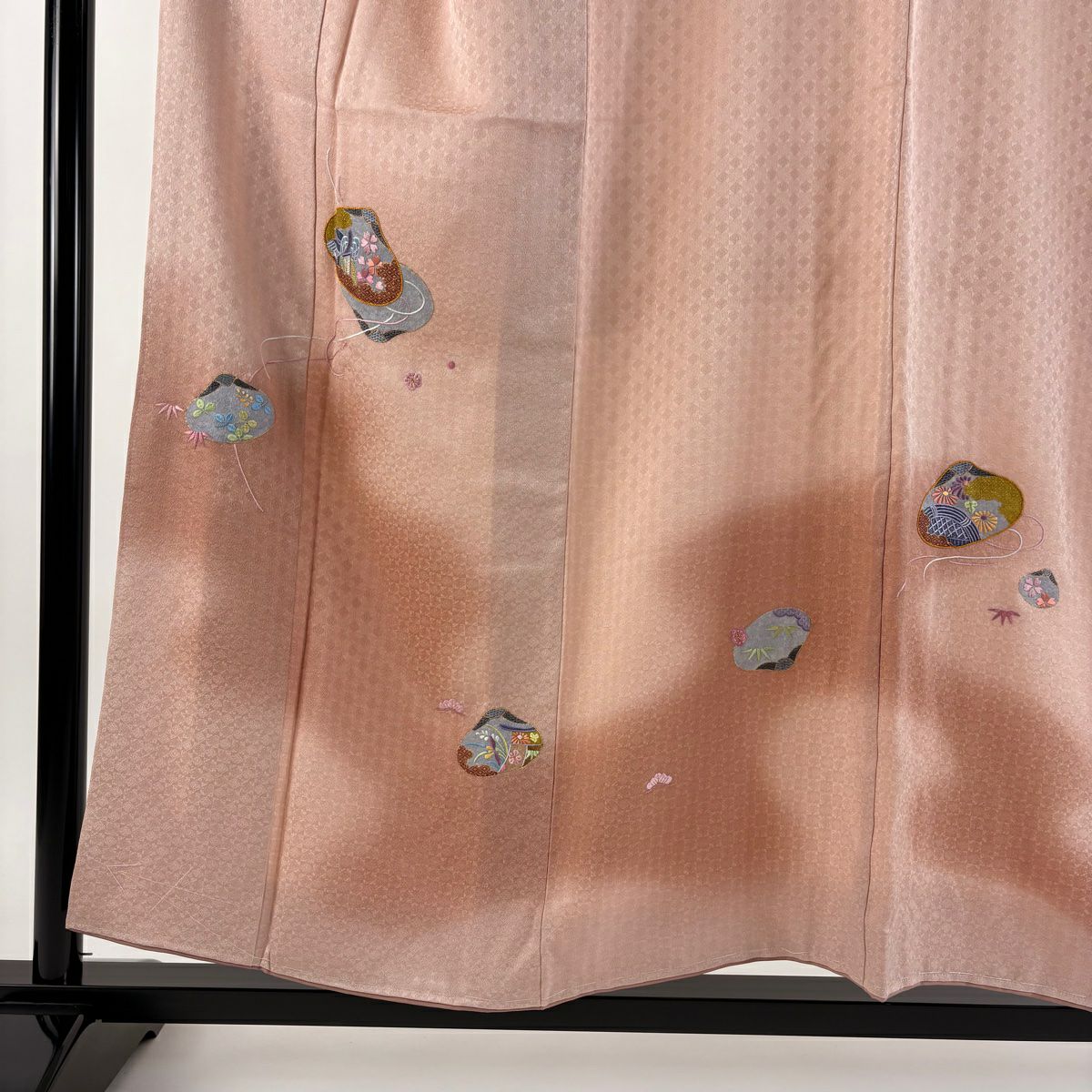【美品】 付下 身長155cm 袖長65cm M 雙層 月聖子 落款あり 貝合わせ 御所車 刺繡 金糸 粉紅 純蠶絲 逸品級