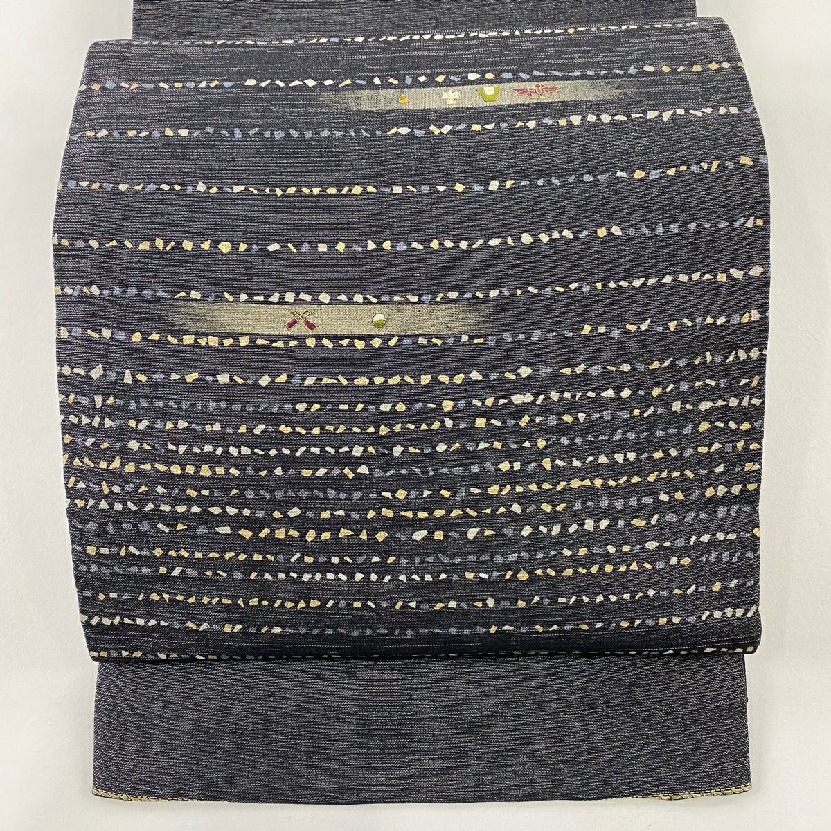 【美品】 袋帶 秀品級 鳥 幾何學 刺繡 金彩裝飾 黑灰 お太鼓柄 純蠶絲