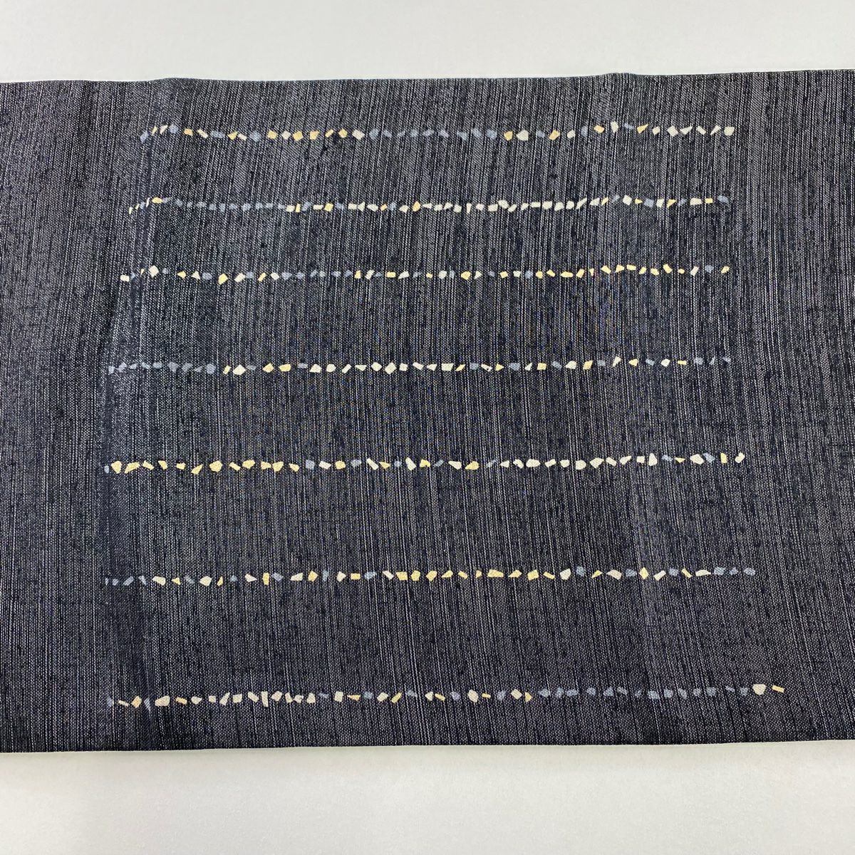 【美品】 袋帶 秀品級 鳥 幾何學 刺繡 金彩裝飾 黑灰 お太鼓柄 純蠶絲