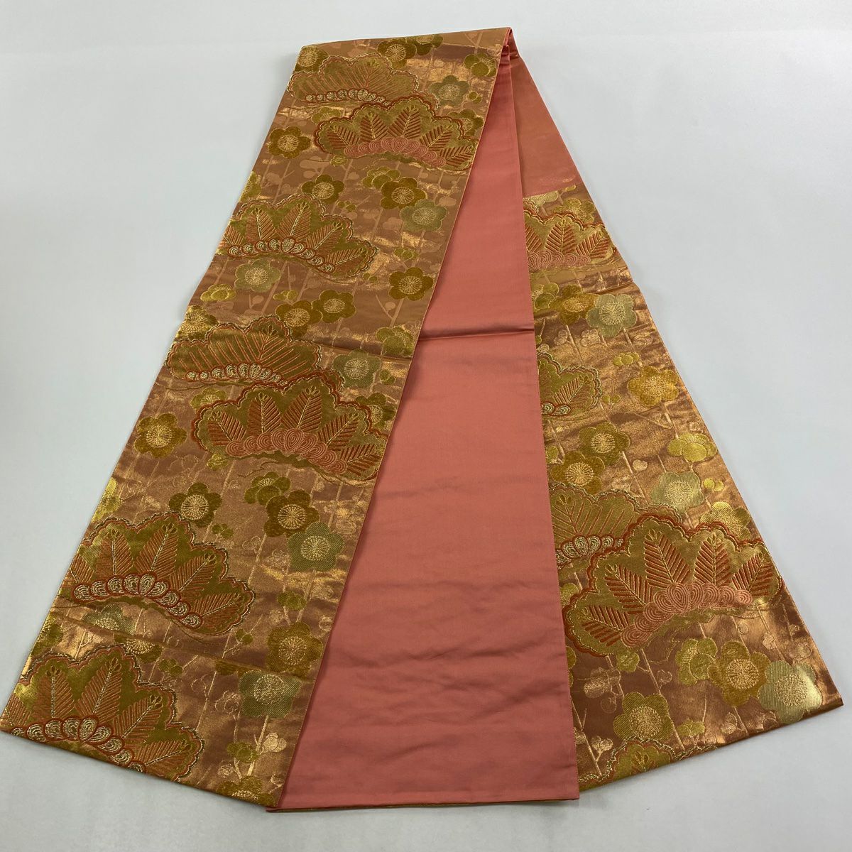 【美品】 袋帶 秀品級 笠松樹 枝梅花 金金箔 唐織 鮭粉色 六通 純蠶絲