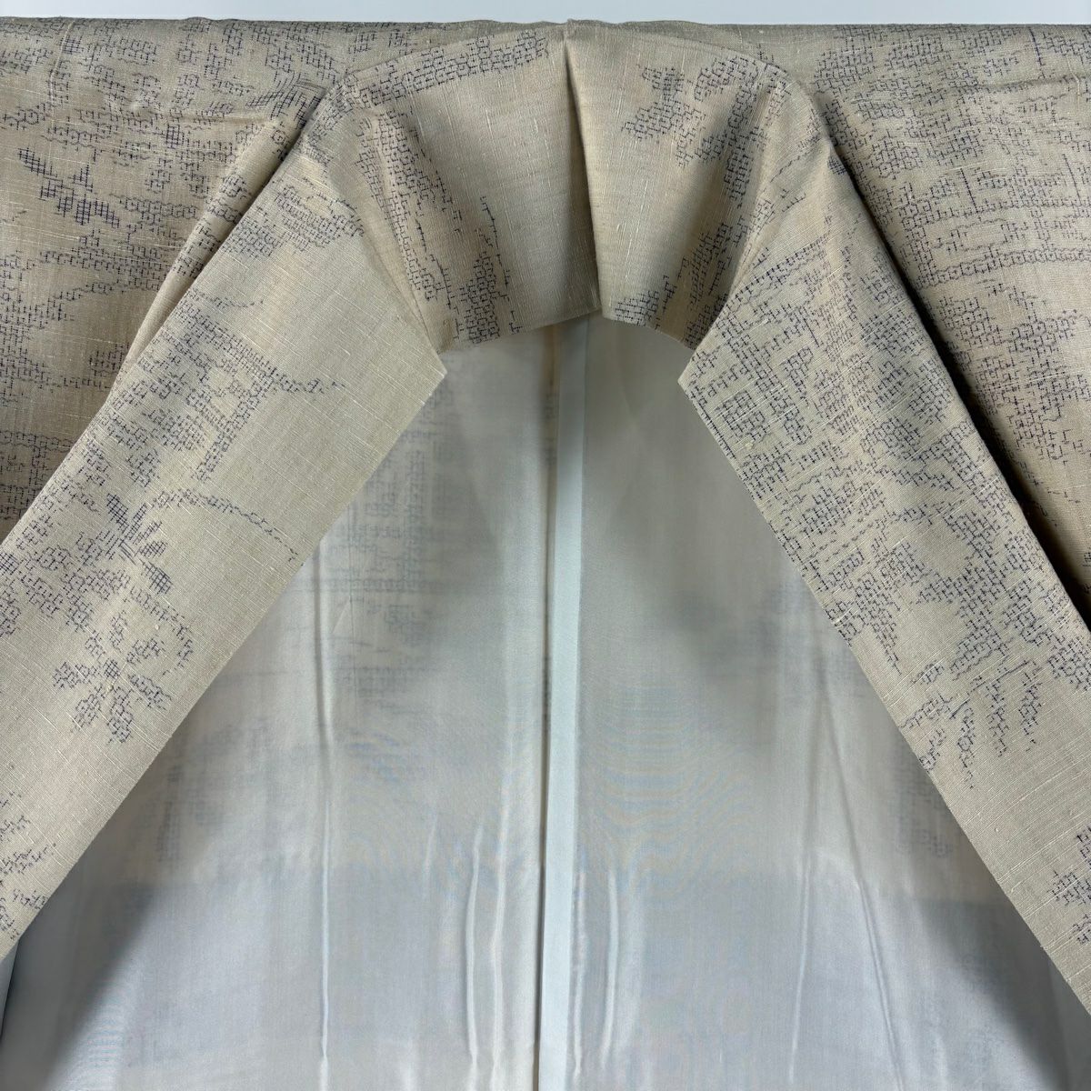 【美品】結城紬織 身長157cm 袖長62.5cm S 雙層 はたおり娘 證書あり 草花紋紋 笠松樹 米色 純蠶絲 逸品級
