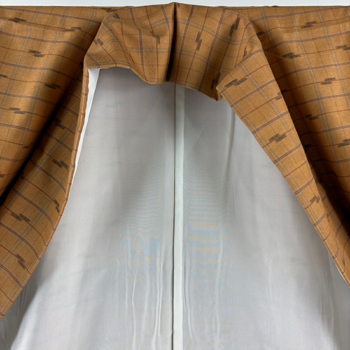 【美品】 紬織 身長166.5cm 袖長65.5cm M 雙層 久米島紬織 證書あり 格子 幾何圖案 茶 純蠶絲 逸品級