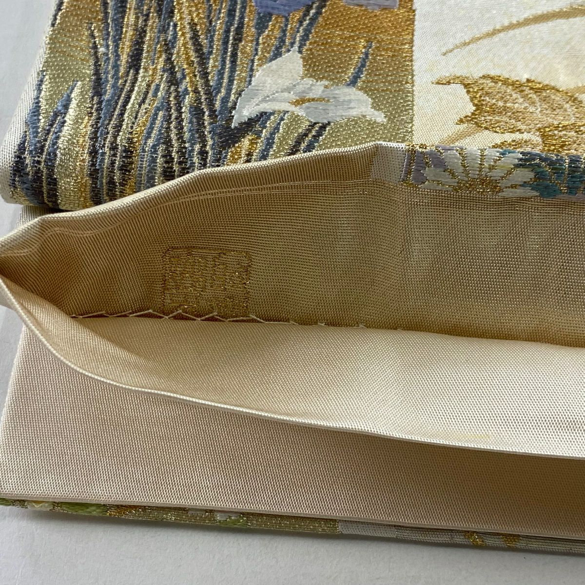 【美品】 袋帶 名品級 じゅらく 落款あり 短冊 草花紋刺繡 金糸 米色 六通 純蠶絲