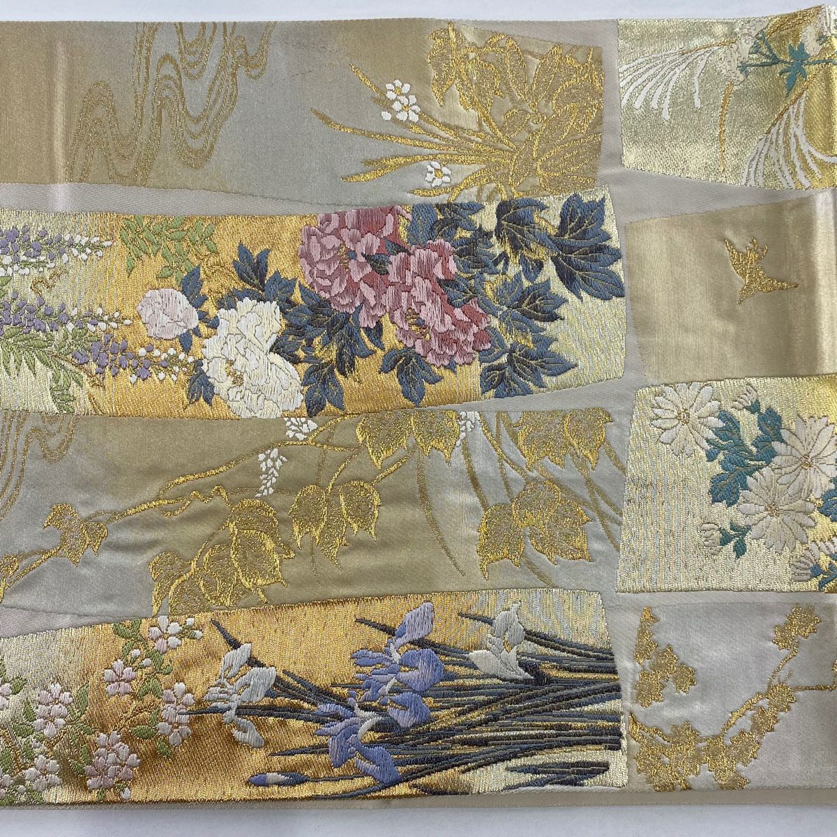 【美品】 袋帶 名品級 じゅらく 落款あり 短冊 草花紋刺繡 金糸 米色 六通 純蠶絲