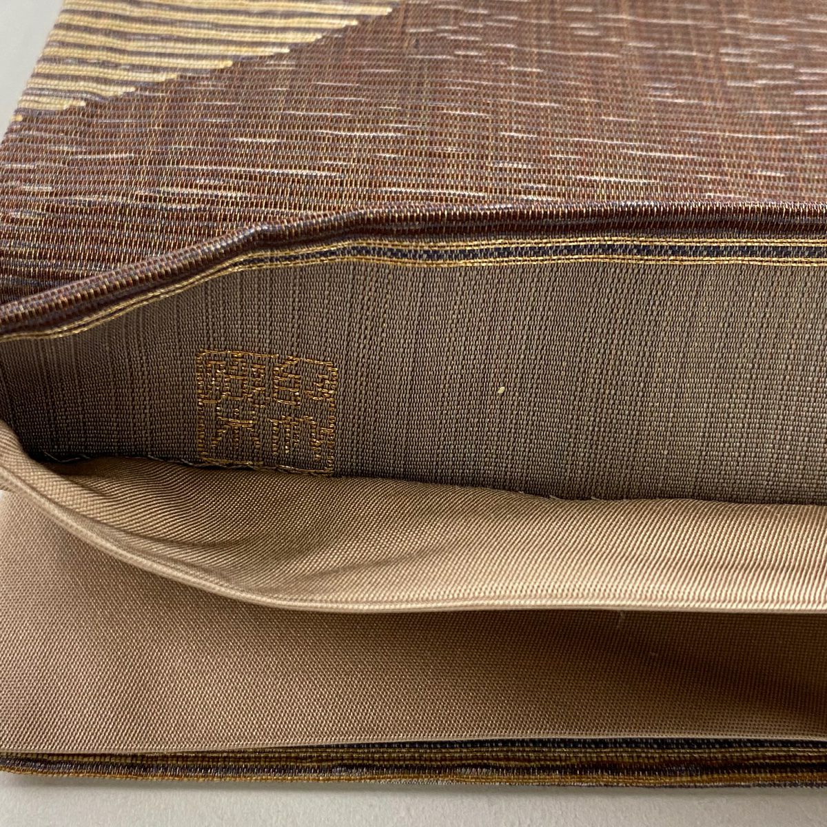【美品】 袋帶 名品級 じゅらく 落款あり 幾何學圖案 金絲 茶紫 六通 純蠶絲