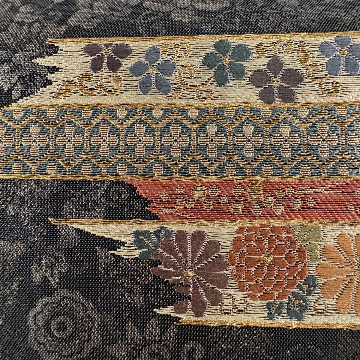 【美品】 袋帶 秀品級 草花紋紋 有職文樣 刺繡 金絲 黑 六通 純蠶絲