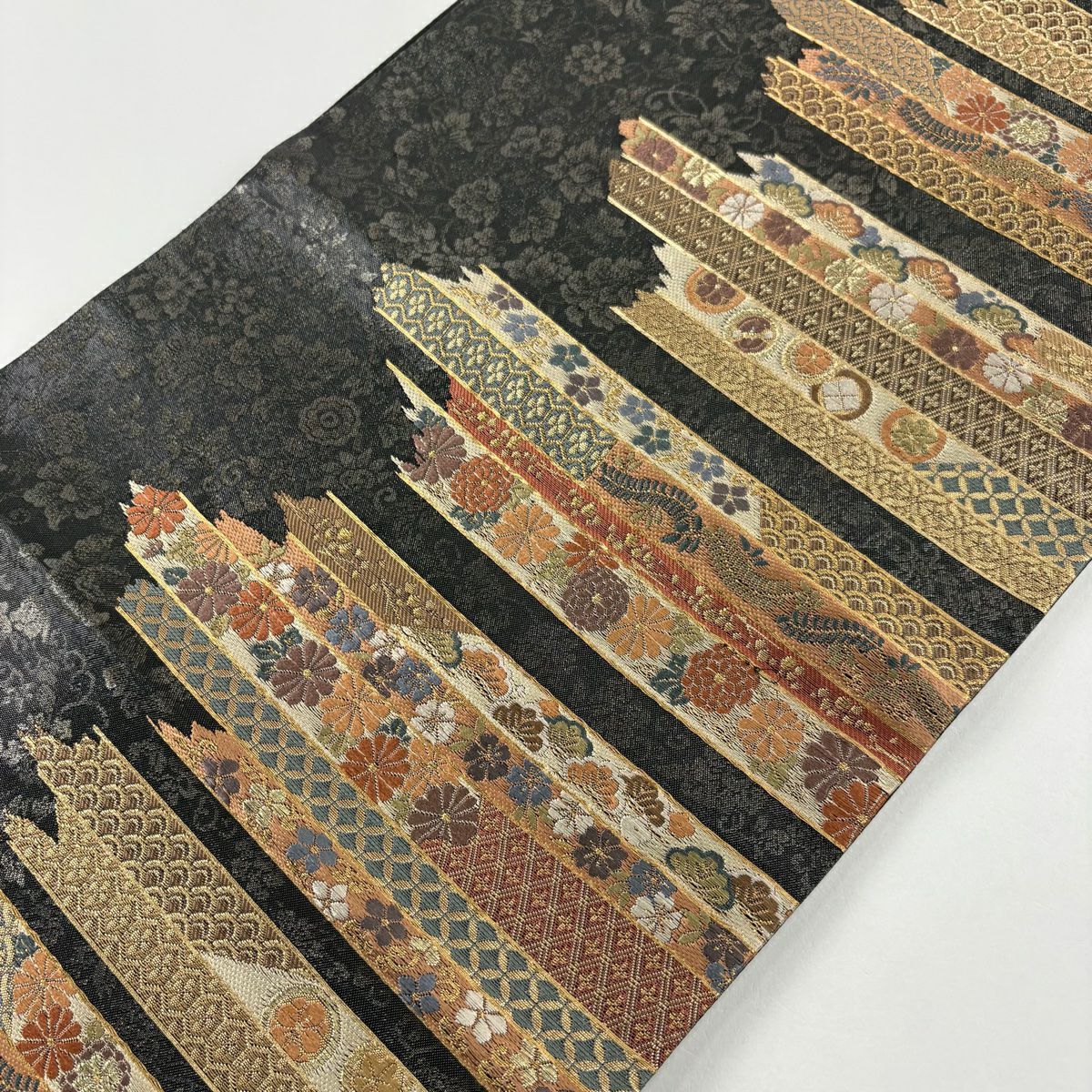 【美品】 袋帶 秀品級 草花紋紋 有職文樣 刺繡 金絲 黑 六通 純蠶絲
