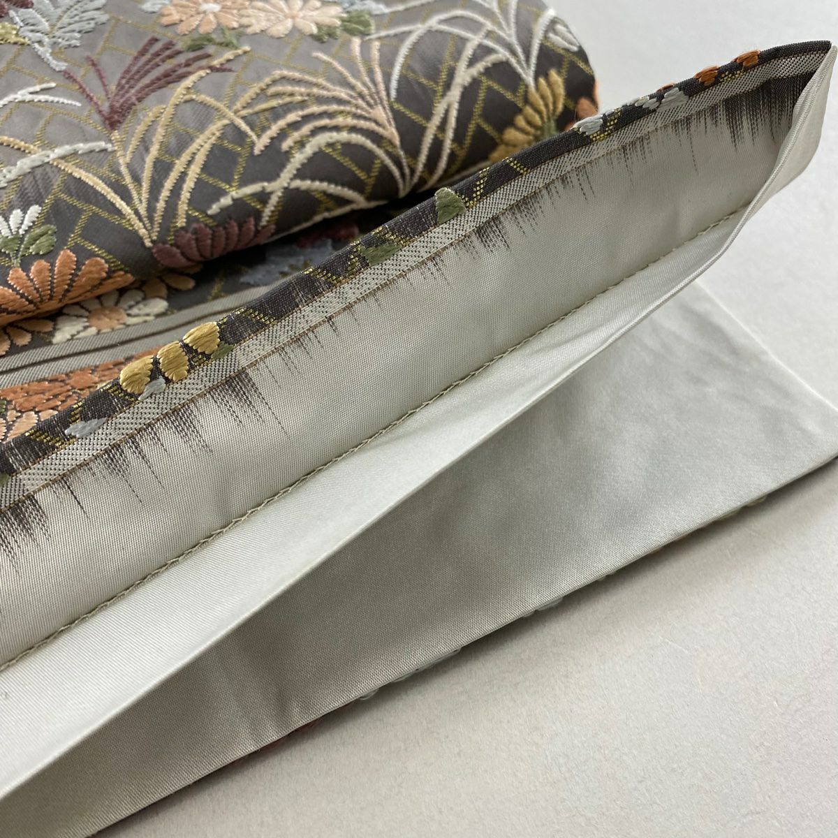 【美品】 袋帶 秀品級 秋草紋 檜垣紋 唐織 金金箔 灰色 六通 純蠶絲