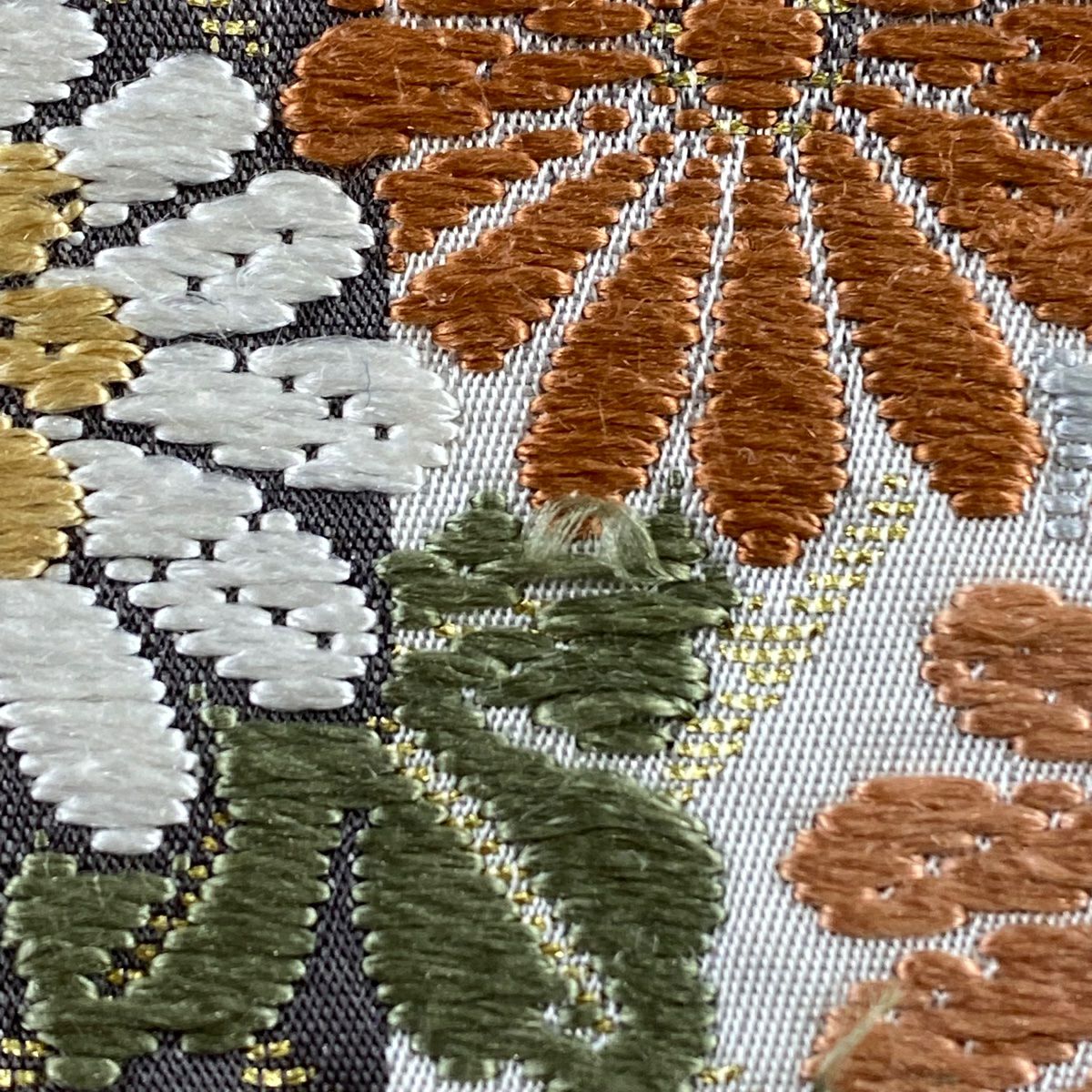 【美品】 袋帶 秀品級 秋草紋 檜垣紋 唐織 金金箔 灰色 六通 純蠶絲