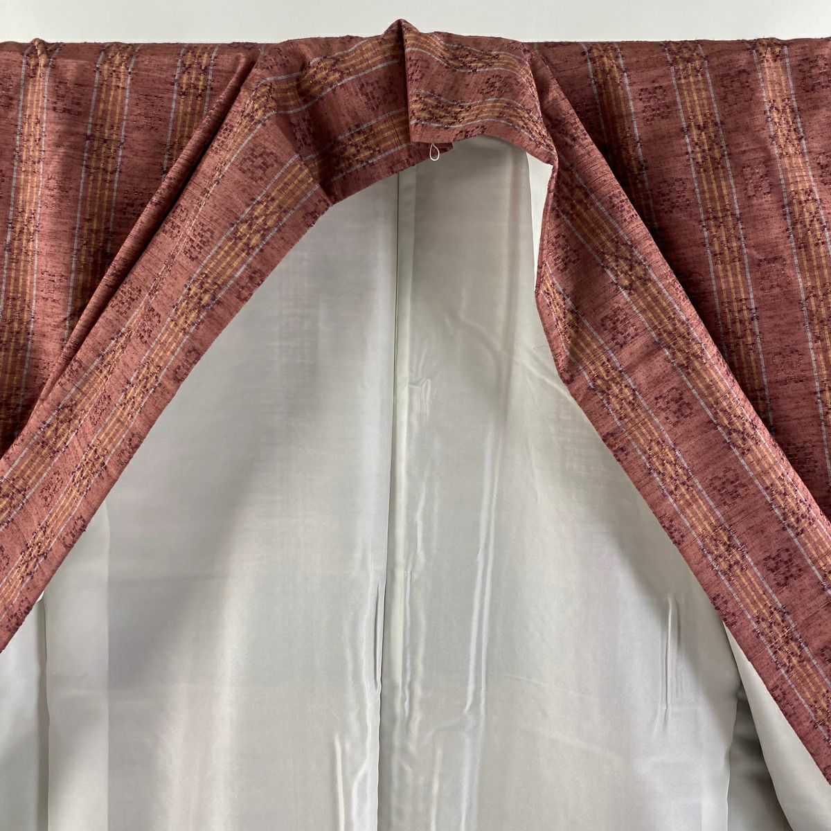 【美品】 紬織 身長162.5cm 袖長65cm M 雙層 證書齊全 縞 幾何學 花織 小豆色 純蠶絲 逸品級