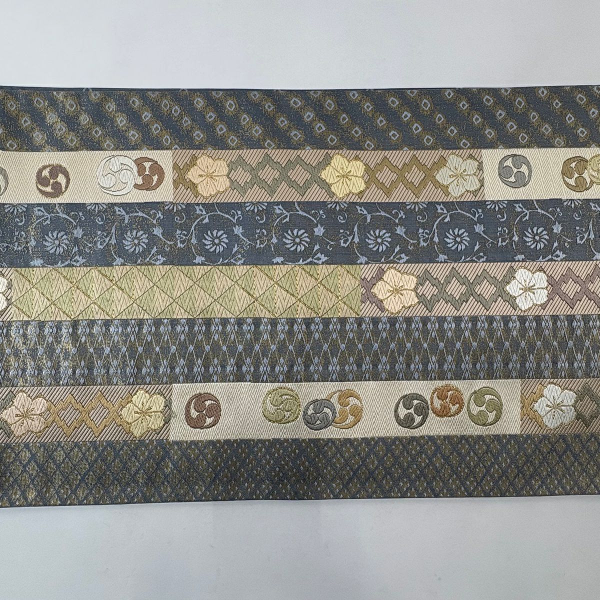 【美品】 袋帶 秀品級 花唐草紋 松樹皮菱 唐織 金絲 青灰 六通 純蠶絲