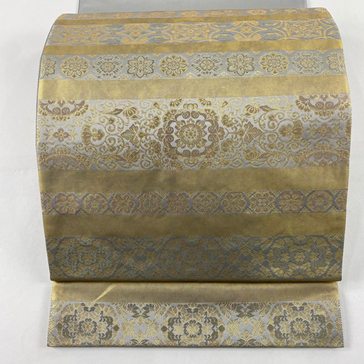 【美品】 袋帶 秀品級 華紋 花唐草紋 金金箔 灰色 大鼓圖案 純蠶絲