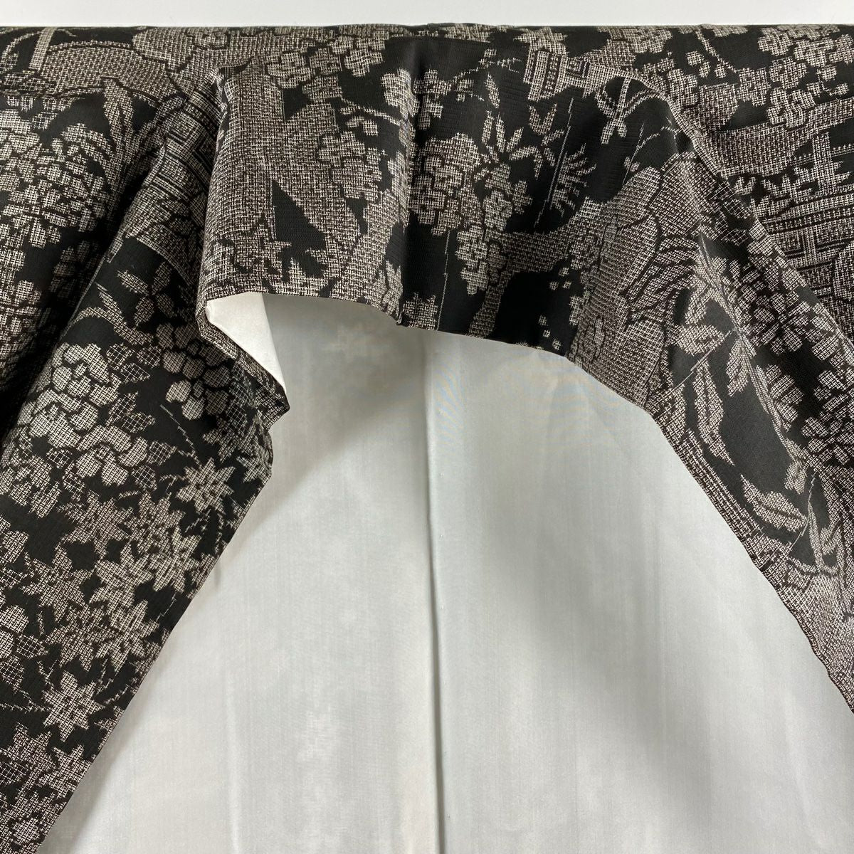 【美品】 大島織 身長165cm 袖長65cm M 雙層 純泥染 證書附帶 人物 草花紋紋 焦茶 正蠶絲 逸品級