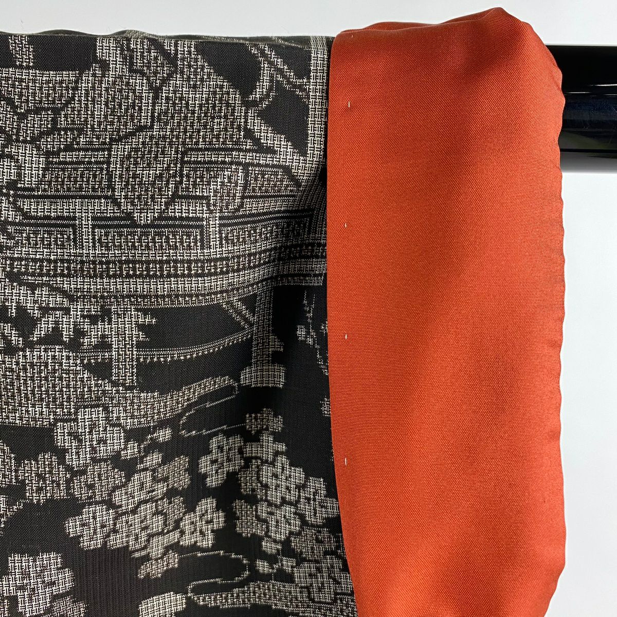 【美品】 大島織 身長165cm 袖長65cm M 雙層 純泥染 證書附帶 人物 草花紋紋 焦茶 正蠶絲 逸品級