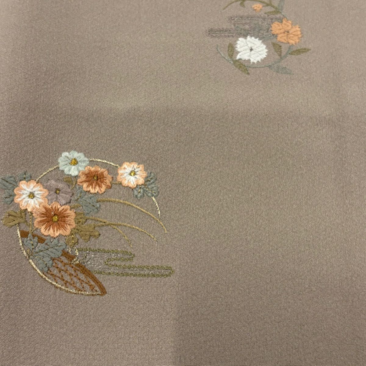【美品】 付下 身長158.5cm 袖長62cm S 雙層 花丸紋 菊花 金銀彩 刺繡 灰茶 純蠶絲 秀品級