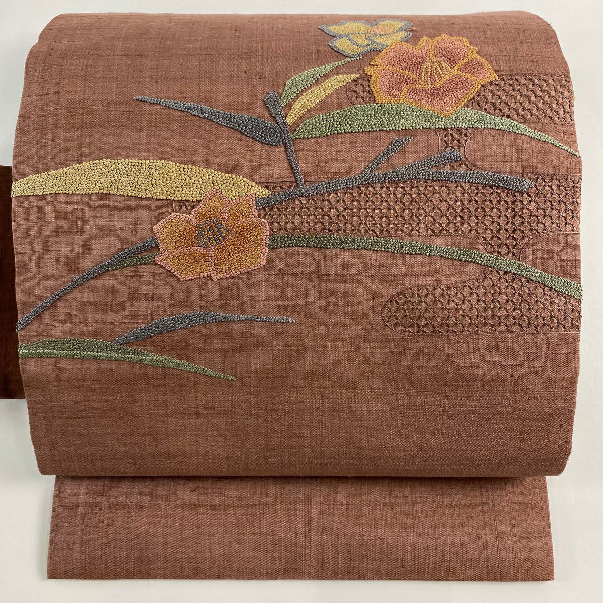 【美品】 名古屋帶 優品級 紬織織 椿 花霞 刺繡 小豆 純蠶絲