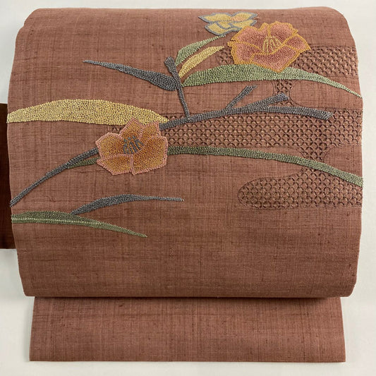【美品】 名古屋帶 優品級 紬織織 椿 花霞 刺繡 小豆 純蠶絲