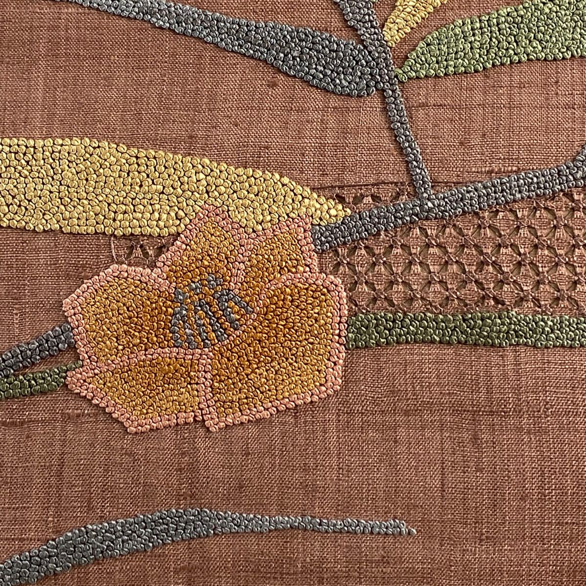 【美品】 名古屋帶 優品級 紬織織 椿 花霞 刺繡 小豆 純蠶絲