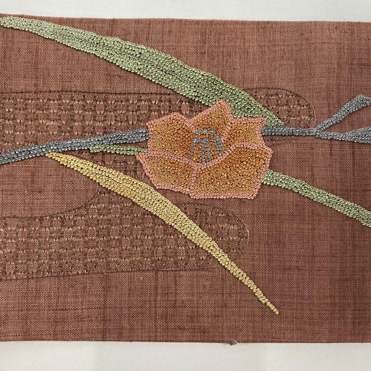 【美品】 名古屋帶 優品級 紬織織 椿 花霞 刺繡 小豆 純蠶絲