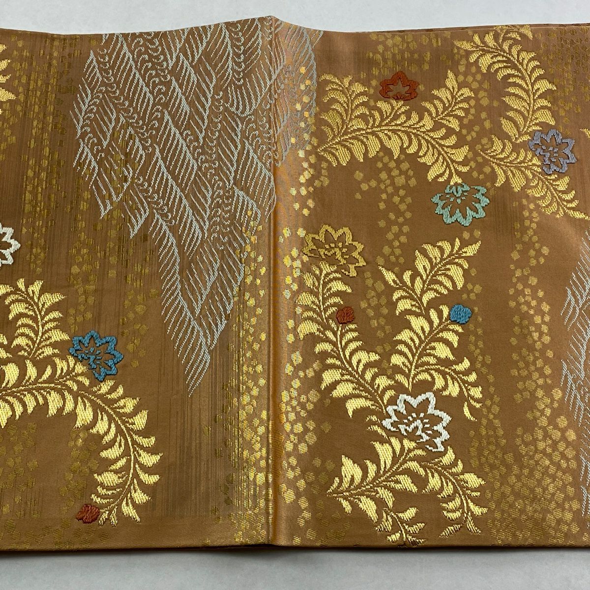 【美品】 開口名古屋帶 優品級 草花紋紋 波紋 金絲 淺茶 純蠶絲