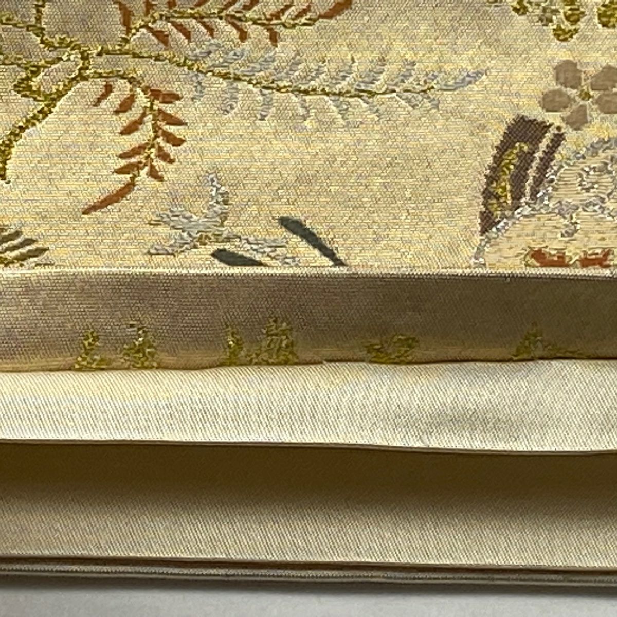 【美品】 袋帶 秀品級 關西仕立 雜樂器 草花紋紋 金銀彩 金金箔 米色 六通 純蠶絲