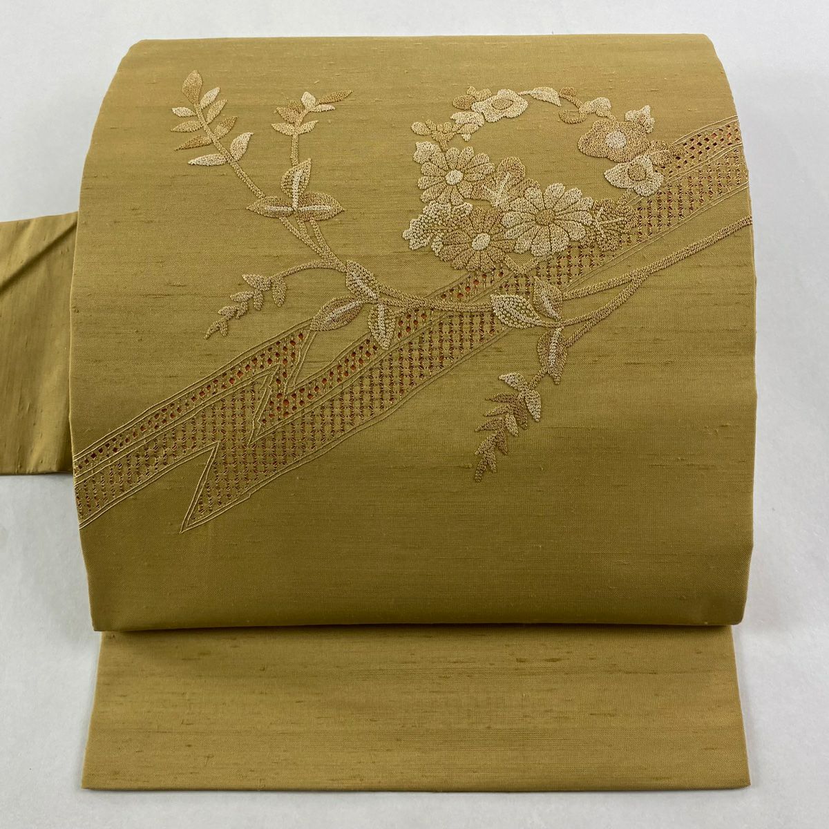 【美品】名古屋帶 秀品級 紬織織 草花紋紋 刺繡 黃土 純蠶絲