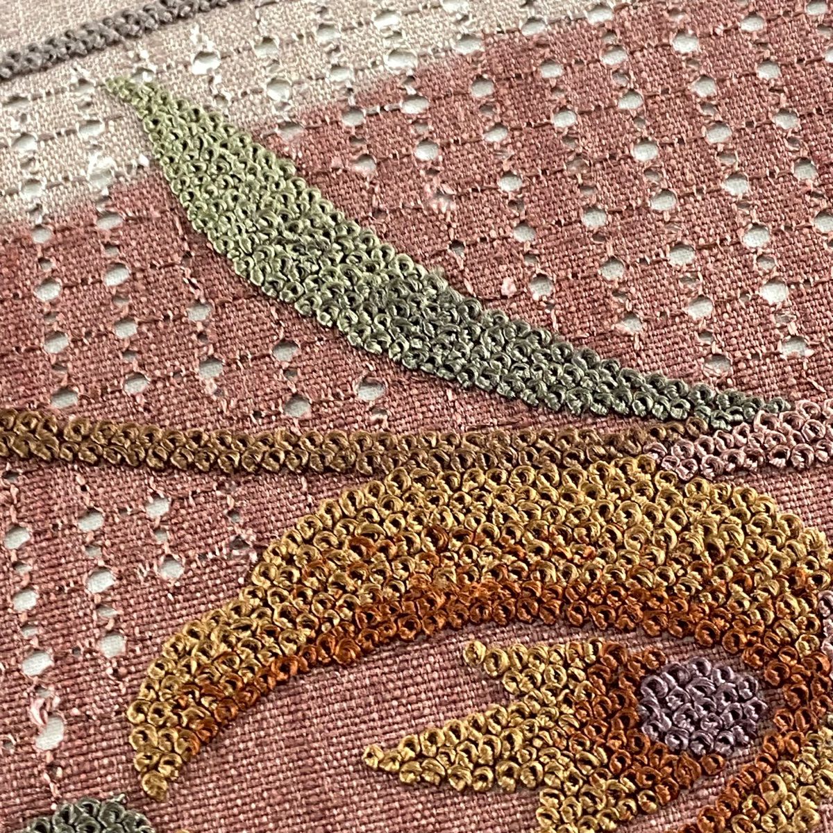 【美品】名古屋帶 秀品級 紬織織地 関西仕立 雜花 霞刺繡 小豆 純蠶絲